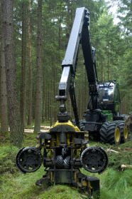 Harvester, eine Forstmaschine, im Wald
