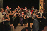 Tanzende Menschen, Band im Hintergrund