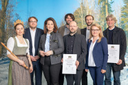 Gruppenfoto der Preisträger mit Ministerin und Waldkönigin