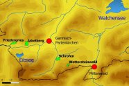 Kartenausschnitt der Bayerischen Alpen bei Garmisch mit vier grün schraffierten Gebieten.