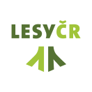 Zwei grüne Zeichen mit Schriftzug Lesy ČR.