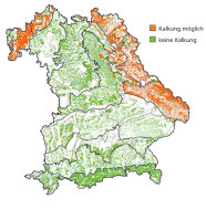 Eine Karte Bayerns zeigt an welchen Stellen eine Kalkung möglich ist. Diese orange markierten Flächen befinden sich im Nordwesten, Nordosten und Osten Bayerns. 