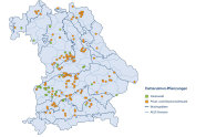 Karte von Bayern, blau hinterlegt, mit Punkten in orange und grün darauf; Verteilung an Flüßen orientiert