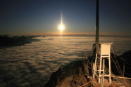 Das Foto zeigt einen Monduntergang bei Inversionswetterlage vom Wendelstein aus.