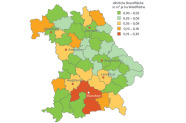 Landkarte von Bayern: Die einzelnen Amtsbereiche der ÄELF sind nach der Größe der jährlich auftretenden Waldbrände unterschiedlich farbig markiert. In den Amtsbereichen Miesbach, Ebersberg und Fürstenfeldbruck war der Anteil zwischen 0,19 und 0,39 m²/ha am höchsten.  Weitere Erläuterung im Text.