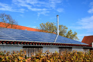 Hausdach ist mit Solarplatten bedeckt