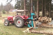 Holzspalter an Forstschlepper