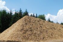 Dachprofilartig aufgeschütteter Holzhackschnitzelhaufen.