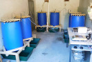 Große blaue Tonnen mit Beregnungseinrichtungen stehen in einem Labor.
