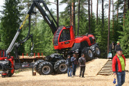 Rot-schwarzer Harvester (Forstmaschine) mit acht Rädern