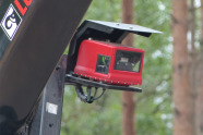 Videokamera an schwarzem Metall angebracht