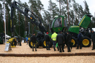 grüner Harvester (Forstmaschine) mit acht Rädern