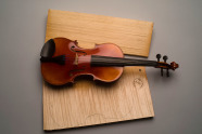 Eine Geige liegt auf zwei Holzbrettern