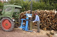 Waldbauer spaltet Meterholz mit hydraulischem Keilspalter (Senkrechtspalter)