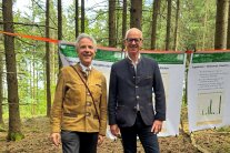 Zwei Männer stehen im Wald