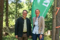 Portrait einer Frau und eines Mannes im Wald, sie sind offiziell gekleidet