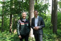 Zwei Männer stehen im Wald