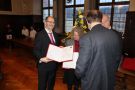 Ministerialrat Günter Biermayer überreicht die Urkunde an Michael Mößnang