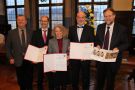 Alle Preisträger mit Urkunden zusammen mit Stiftungsratvorsitzenden und Laudator