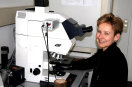  Mitarbeiterin am Mikroskop