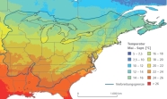 Eine politische Umrisskarte der östlichen Hälfte der Vereinigten Staaten auf der das natürliche Verbreitungsgebiet der Roteiche eingezeichnet ist. Die Durchschnittstemperatur von Mai bis September ist in elf Stufen auf der Karte farblich dargestellt.
