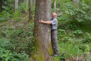 Andreas Traidl umarmt einen Baum