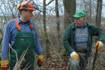 Zwei Männer in Arbeitskleidung im Wald