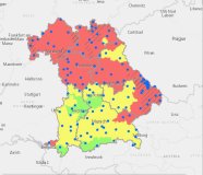 Bayernkarte mit verschiedenen Farben zur Gefährdungseinschätzung. Grün steht für keine Gefahr, gelb für eine Warnstufe ujd rot für Gefahr. Die blauen Punkte sind die Standorte der Kontrollfallen in Bayern.