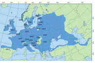 Ausschnitt einer Weltkarte: Markiert ist das natürliche Verbreitungsgebiet der Esche hauptsächlich in Europa. Die ersten erkrankten Bäume sind 1992 in Polen und die letzten 2012 in England und Nordspanien datiert. 