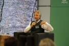 Dr. Peter Pröbstle spricht mit einem Mikrofon auf der grünen Couch