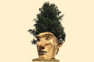 Ein monumentaler Kopf aus Altholz, mit Laub einer Birke als Haar