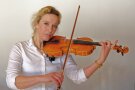 Eine Frau spielt auf einer Geige