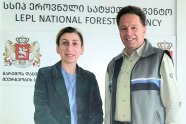 Frau Iordanishvili und Herr Schirmer vor einem Schild des georgischen Forstministeriums.