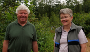 Porträt von Anton Paulus und Doris Nowak vor einem Waldrand