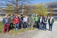 Die Teilnehmer stehen auf dem Campus Freising für ein Gruppenfoto im Halbkreis