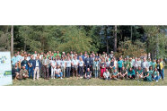 Gruppenbild der Teilnehmenden vor einem Waldstück.