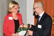 Dr. Marco Ferretti übergibt Prof. Dr. Birgit Kleinschmit den Bericht.