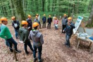 Boden-Experten an der WKS Freising mit Helmen hören eine Vortrag.