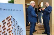 Frank-Walter Steinmeier und Jörg Finkbeiner unterhalten sich in einem Holzgebäude.