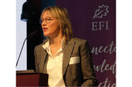 Kathrin Böhling hält eine Rede an einem Rednerpult.