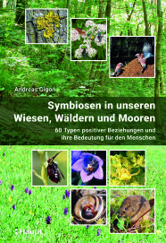 Grüner Buchtitel mit mehreren Abbildungen von Tieren und Pflanzen.
