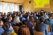 Festsaal mit lauschenden Besucherinnen und Besuchern.