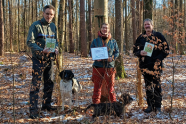 Gruppenbild 1 Frau und 2 Männer, 1 Hund im Wald