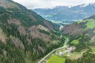 Blick von einer Bergkette in ein Tal.