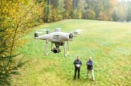 Drohne die über den Wald fliegt