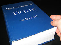 Blaues Buch mit weißem Text: Geschichte der Fichte in Bayern
