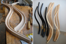 Collage; links Rohlinge aus Holz, sehen in bisschen aus wie Mischung aus Murmelbahn und Schlangen; rechts dann fertige Instrumente, teilweise hölzern oder mit Leder bezogen