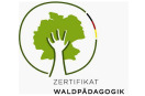 Logo des Waldpädagogik-Zertifikats. Stilistischer grüner Baum auf weißem Grund, mit grünem Ring außenherum von dem ein Teil in schwarz-rot-gold gehalten ist. Darunter der Schriftzug "Zertifikat Waldpädagogik"