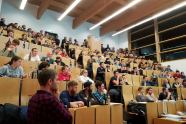Ein Hörsaal, gefüllt mit Studenten