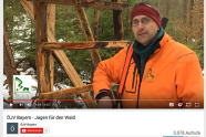 Jäger mit roter Warnjacke in einem ausschnitt eines Videos.
